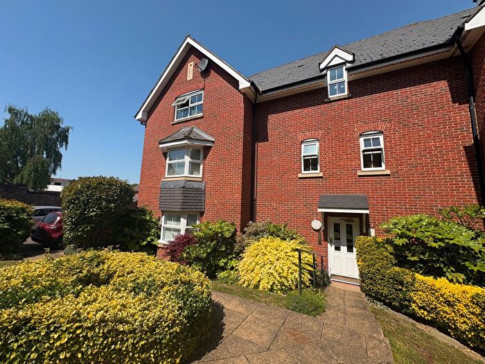 2 Bedroom Flat For Sale In Gowers Yard, Tring, HP23