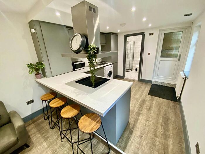 2 Bedroom Flat To Rent In Oaklands Terrace, City Centre, Swansea, SA1