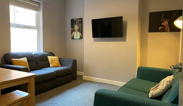 5 Bedroom Terraced House To Rent In Large Property // Bed & Bath // July, LN5