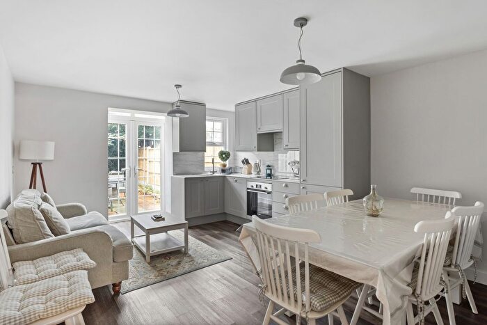 4 Bedroom Flat To Rent In Kenchester Close, London, SW8