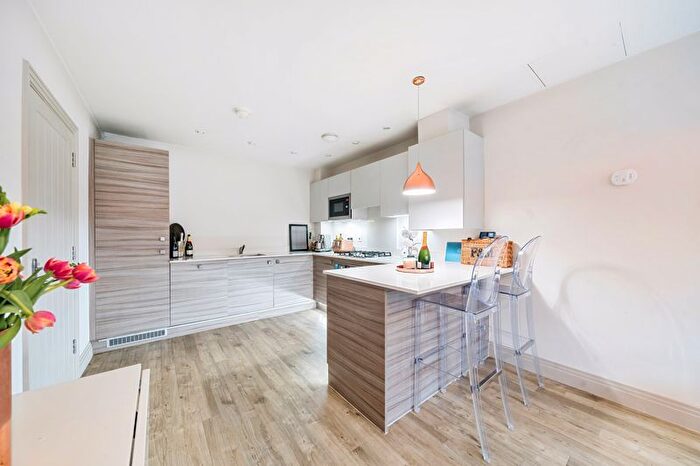 1 Bedroom Flat For Sale In Portsmouth Road, Thames Ditton, KT7
