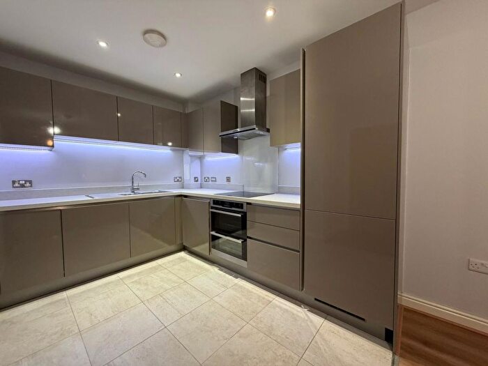 2 Bedroom Flat To Rent In The Vale, Bushey, WD23