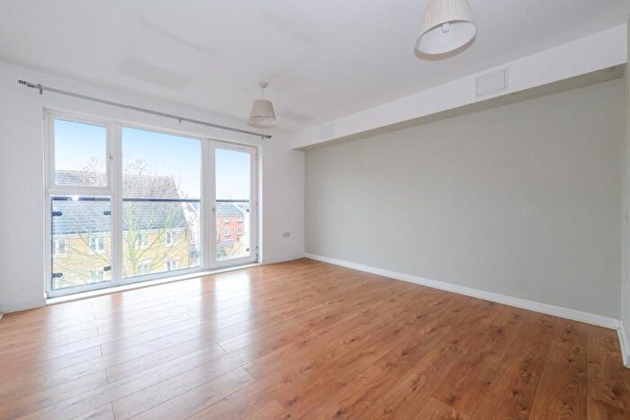 2 Bedroom Flat For Sale In Chandler Way, London, SE15