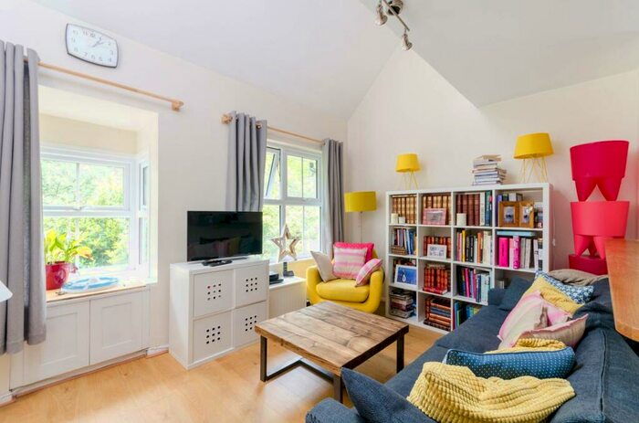2 Bedroom Maisonette To Rent In Windmill Rise, North Kingston, Kingston Upon Thames, KT2