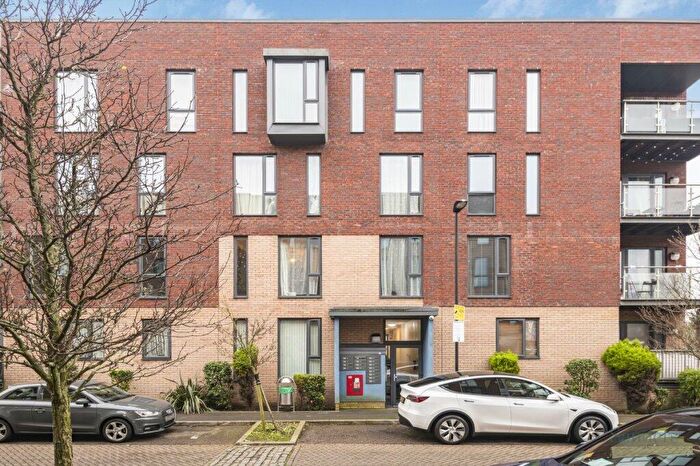 3 Bedroom Flat To Rent In Mornington Close, London, NW9