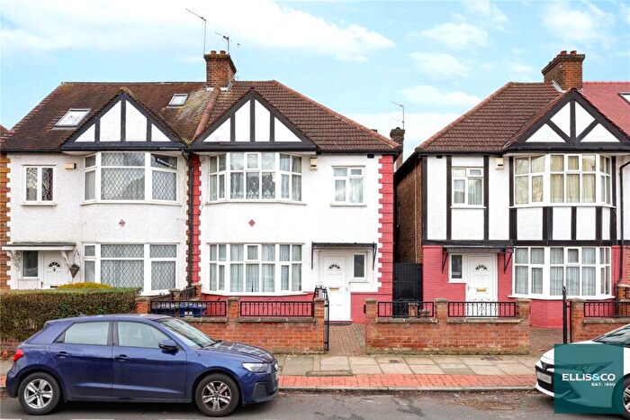 3 Bedroom End Of Terrace House For Sale In Wentworth Avenue, Finchley, N3