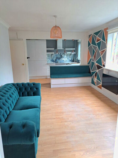 2 Bedroom Flat To Rent In Birchend Close, South Croydon, Surrey, CR2