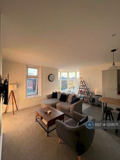 2 Bedroom Flat To Rent In Parkstone, Poole, BH14