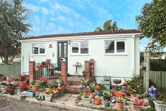 2 Bedroom Mobile/park Home For Sale In Broughton Park, Shoreditch, Taunton, TA3