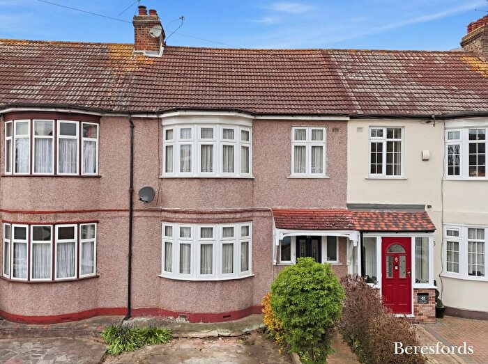 4 Bedroom Terraced House For Sale In Lyndhurst Drive, Hornchurch, RM11
