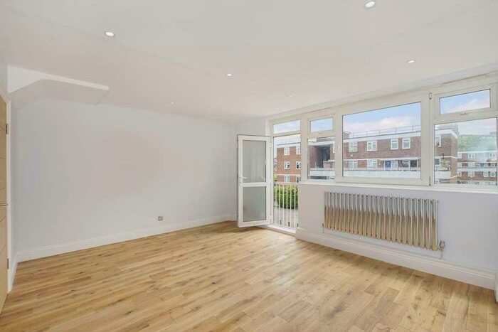 3 Bedroom Maisonette To Rent In Fellows Court, Weymouth Terrace, London, E2