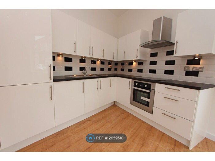 3 Bedroom Flat To Rent In Caxton Road, London, SW19