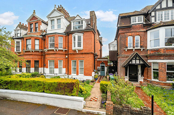 2 Bedroom Flat For Sale In Kingsnorth Gardens, Folkestone O.I.E.O £, CT20