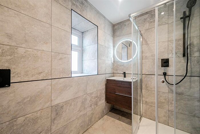 4 Bedroom Detached House For Sale In The Crescent, Maidenhead, SL6