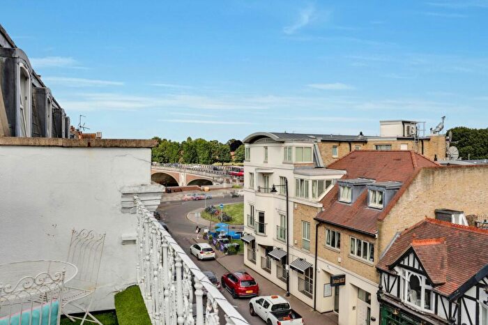 3 Bedroom Apartment For Sale In Bridge Road, East Molesey, KT8