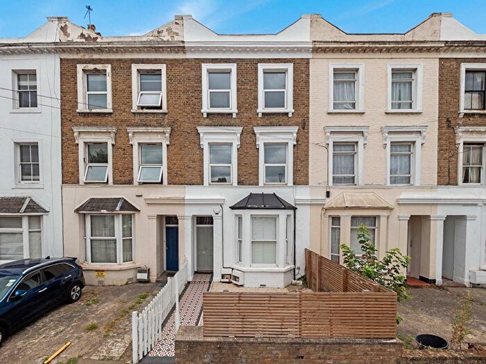 3 Bedroom Flat To Rent In Vant Road, Tooting, SW17