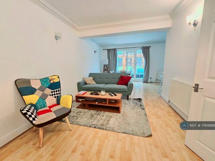 4 Bedroom Bungalow To Rent In Sandy Lane, Orpington, BR6