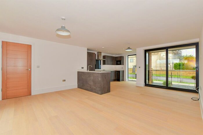 2 Bedroom Flat For Sale In Ocean View, Fitzroy Avenue, Broadstairs, Kent, CT10