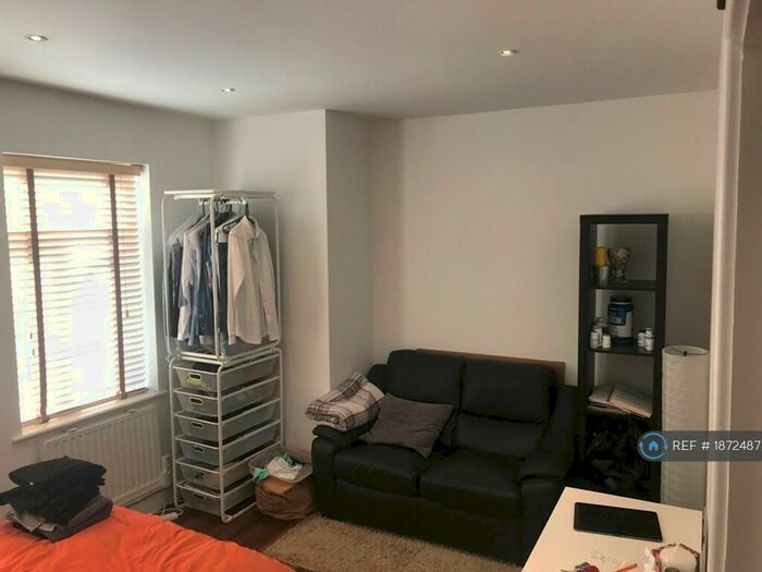 2 Bedroom Flat To Rent In Walm Lane, London, NW2