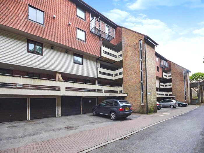2 Bedroom Flat For Sale In Kingsway Gardens, Andover, Hampshire, SP10
