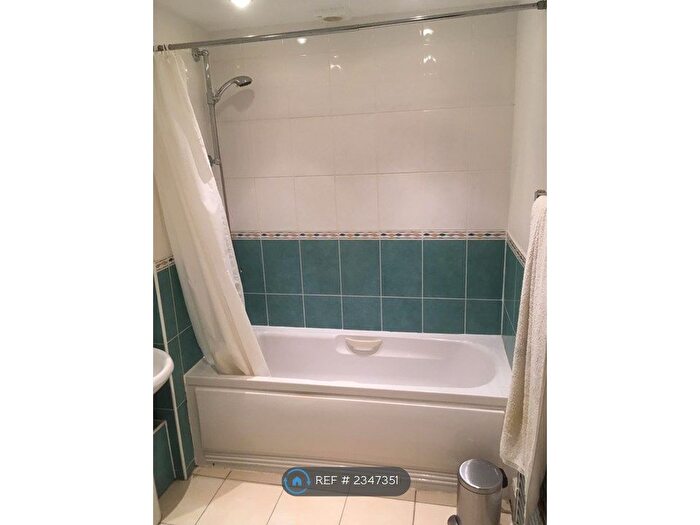2 Bedroom Flat To Rent In Clarendon Court, Morden, SM4