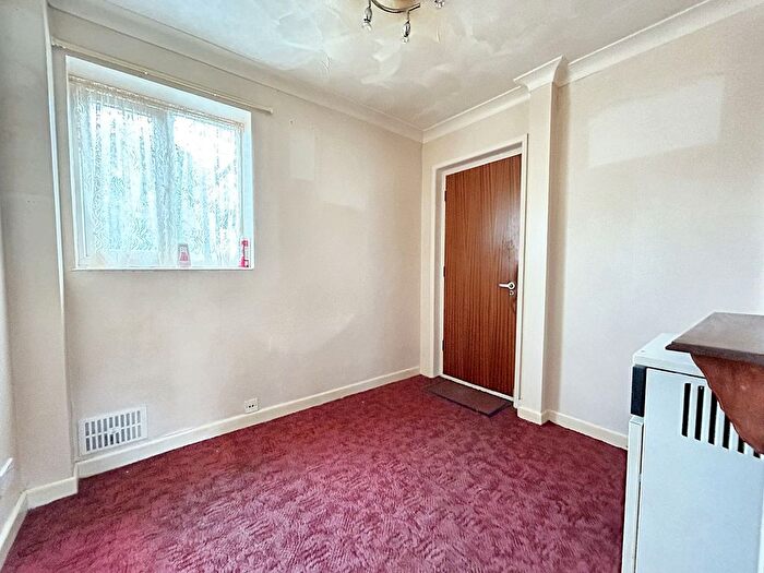 3 Bedroom Semi-Detached House For Sale In Whinfield Road, Dibden Purlieu, SO45
