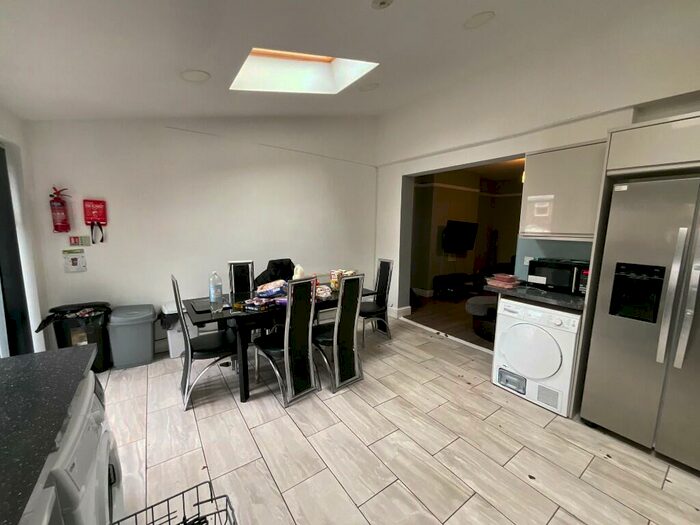 6 Bedroom Semi-Detached House To Rent In Harlaxton Drive, Nottingham, Nottinghamshire, NG7