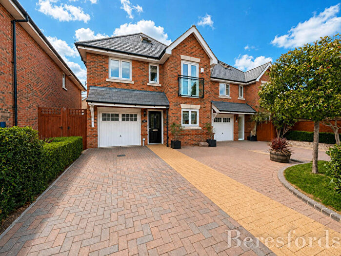4 Bedroom Detached House For Sale In Osborne Road, Hornchurch, RM11