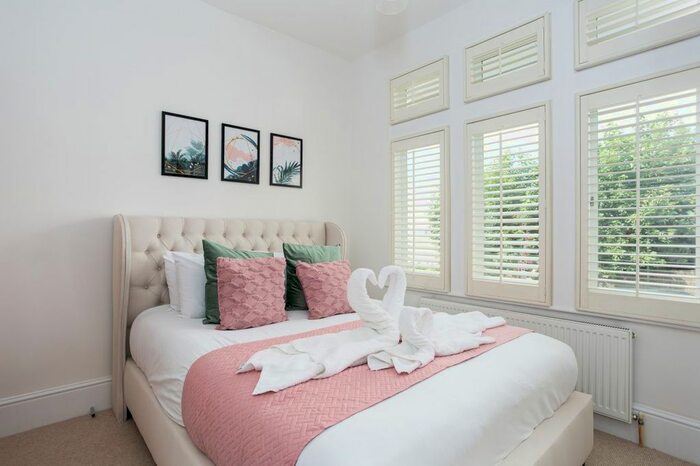 2 Bedroom Flat To Rent In Leigh Park Road, Southend-On-Sea, SS9