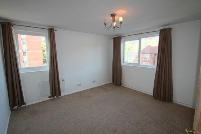 2 Bedroom Flat To Rent In Porchester Mead, Beckenham, BR3