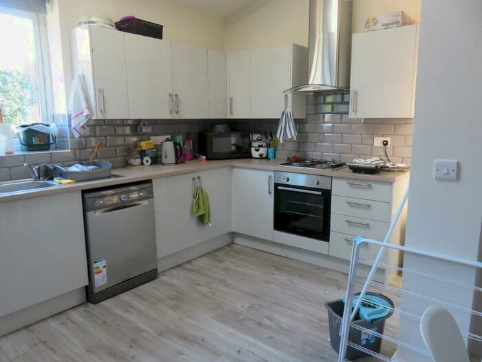 8 Bedroom Semi-Detached House To Rent In Harlaxton Drive, Nottingham, NG7