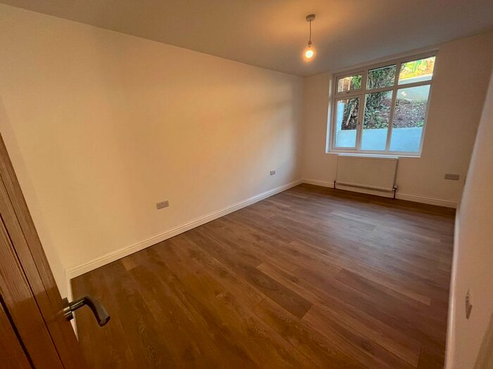 4 Bedroom Bungalow To Rent In Coombe Vale Road, Teignmouth, TQ14