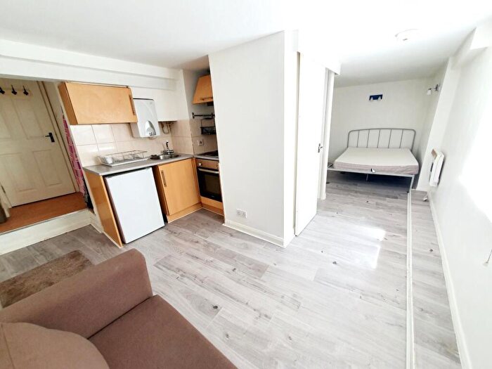 Flat To Rent In Offord Road, Islington, N1