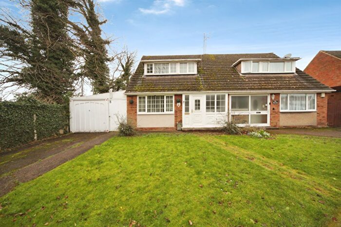 3 Bedroom Semi-Detached Bungalow For Sale In Park View Close, Luton, LU3