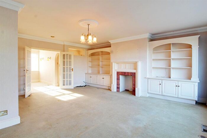 4 Bedroom Detached House For Sale In Brookmans Avenue, Brookmans Park, Hatfield, AL9