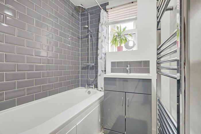 2 Bedroom Flat For Sale In Cavendish Gardens, Westcliff-On-Sea, SS0