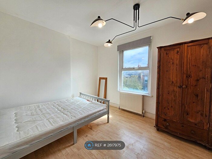 2 Bedroom Flat To Rent In Bounds Green, London, N11