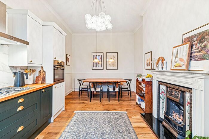 2 Bedroom Flat For Sale In Crow Road, Jordanhill, G11