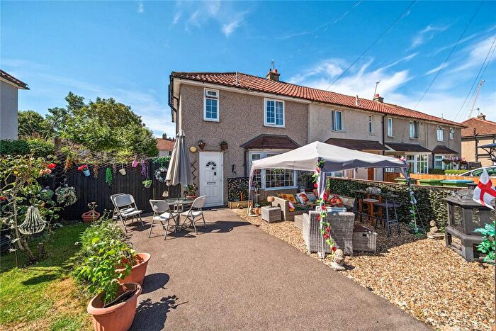 3 Bedroom End Of Terrace House For Sale In Winchcomb Gardens, London, SE9