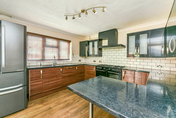 5 Bedroom Detached House To Rent In Greenfields Avenue, Alton, GU34