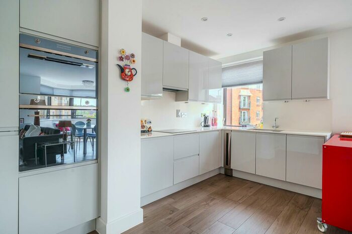 2 Bedroom Apartment For Sale In St. Leonards Road, Windsor, SL4