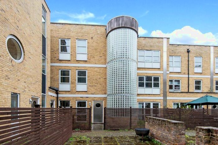 4 Bedroom House To Rent In Elizabeth Mews, Broadway Market, E2