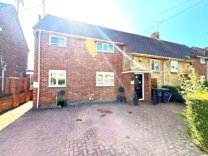 3 Bedroom Semi Detached House For Sale In Eighth Avenue, Sundon Park, Luton, Bedfordshire, LU3