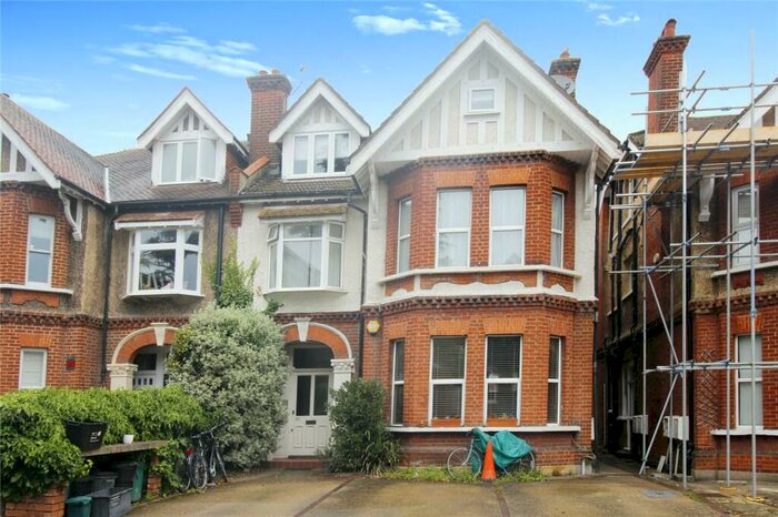 1 Bedroom Flat To Rent In Vicarage Road, Hampton Wick, Kingston Upon Thames, Surrey, KT1