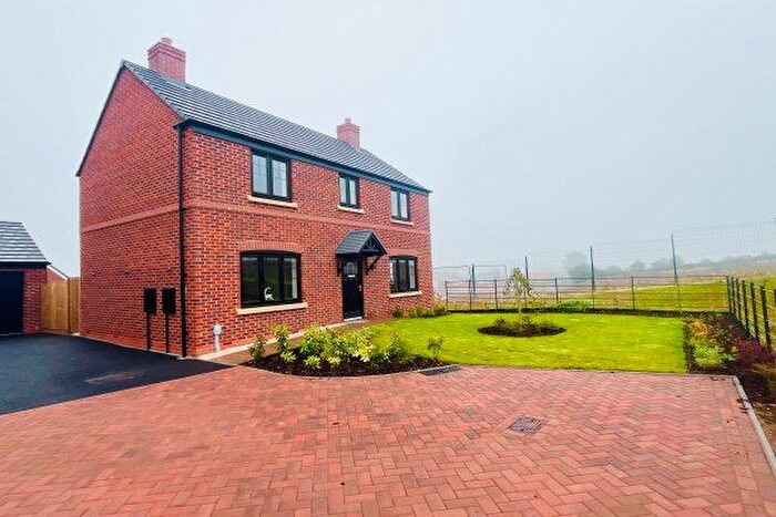 4 Bedroom Property To Rent In Harper Grove, Lichfield, WS14