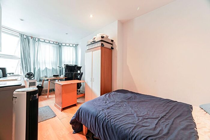 Studio To Rent In Kensington High Street, High Street Kensington, London, W8