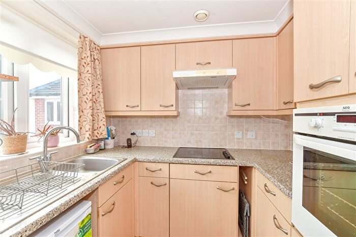 1 Bedroom Flat For Sale In London Road, Cowplain, Waterlooville, Hampshire, PO8