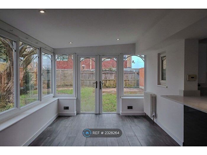 5 Bedroom Semi-Detached House To Rent In Hollybank, York, YO41
