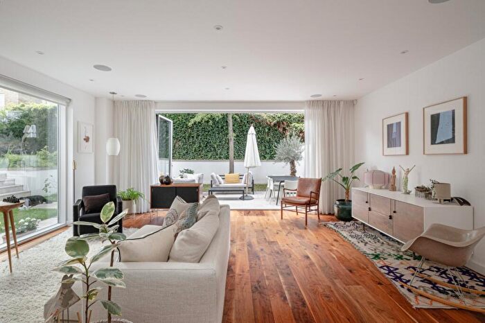 4 Bedroom End Of Terrace House For Sale In Melody Lane, Islington, N5