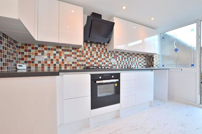 3 Bedroom Flat To Rent In Croydon Road, Reigate, RH2